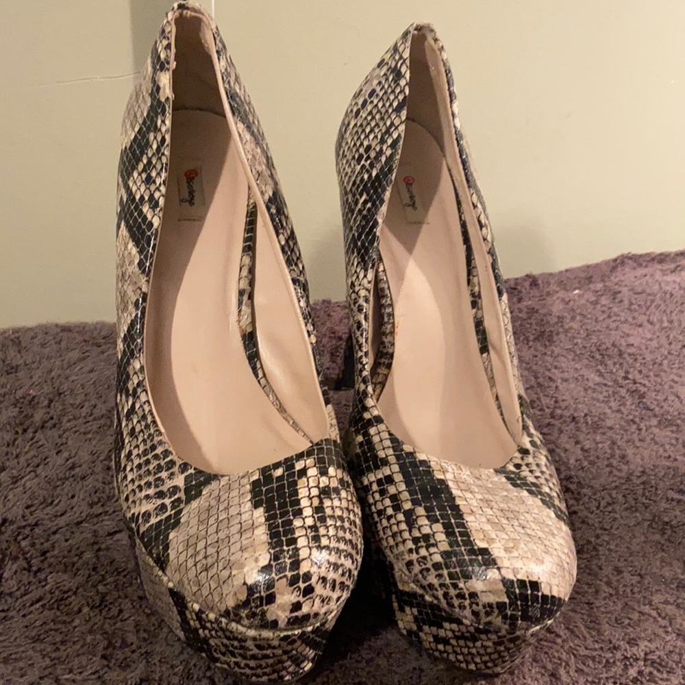 Woman's size 9 faux snake skin stilettos 5 inch heels